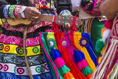 Cusco - Peru - 06 Haziran 2016: Peru dansçılar içinde geçit töreni