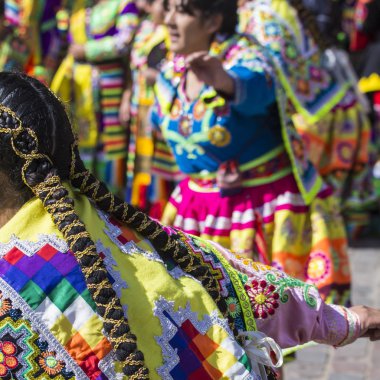 Cusco - Peru - 06 Haziran 2016: Peru dansçılar içinde geçit töreni