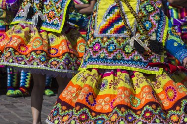Cusco - Peru - 06 Haziran 2016: Peru dansçılar içinde geçit töreni