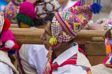 Cusco - Peru - 06 Haziran 2016: Peru dansçılar içinde geçit töreni
