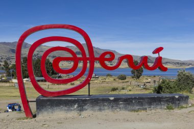 Yunguyo, Peru - 29 Mayıs 2015: Kırmızı Peru işareti yakın yol boyunca