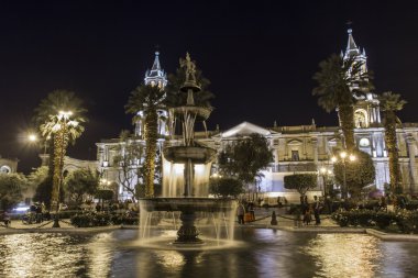Arequipa, Peru - 06 Mayıs 2016: Plaza de Armas'taki sömürge evleri