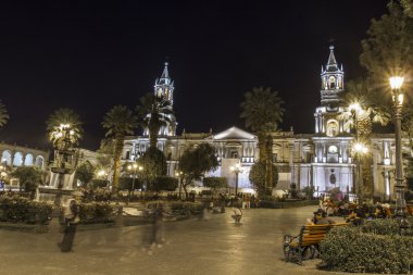 Arequipa, Peru - 06 Mayıs 2016: Plaza de Armas'taki sömürge evleri