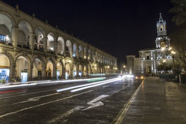 Arequipa, Peru - 06 Mayıs 2016: Plaza de Armas'taki sömürge evleri