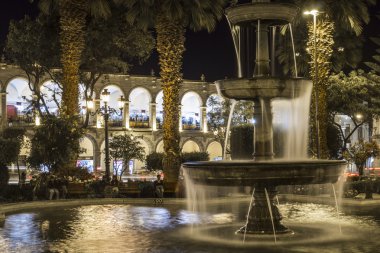 Arequipa, Peru - 06 Mayıs 2016: Plaza de Armas'taki sömürge evleri