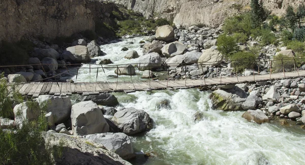 Perù, canyon di Cotahuasi. I dondoli più profondi canyon . — Foto Stock