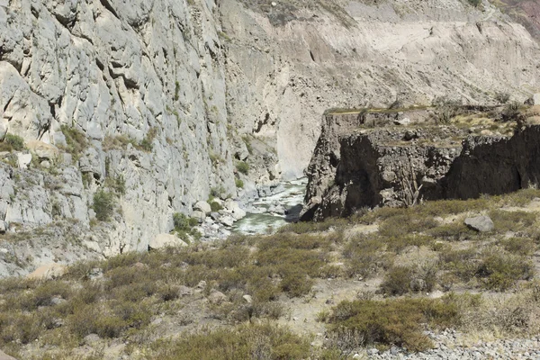 Peru, cotahuasi canyon. wolds djupaste canyon. — Stockfoto