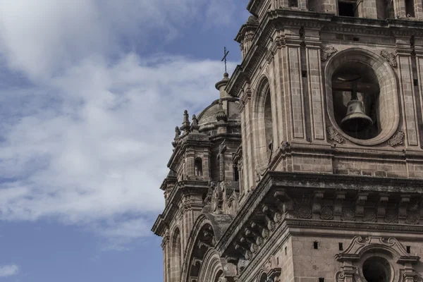 La Compania de Jesus kerk aan het plein Plaza de Armas in Cuzco, P — Stockfoto