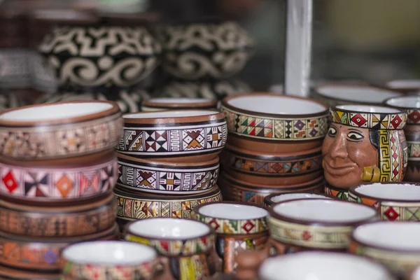 Cerâmica no mercado local no Peru, América do Sul . — Fotografia de Stock