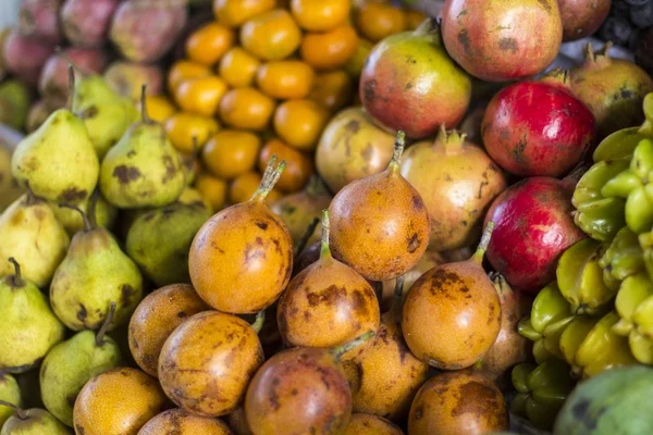 Fruits frais sur un marché — Photo