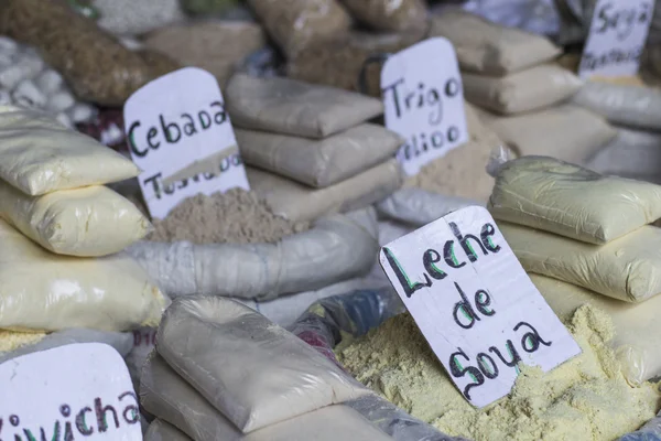 ペルーの農民市場で乾燥トウモロコシの袋 — ストック写真