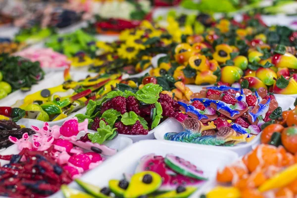 Asortyment kolorowe cukierki gummy na rynku — Zdjęcie stockowe