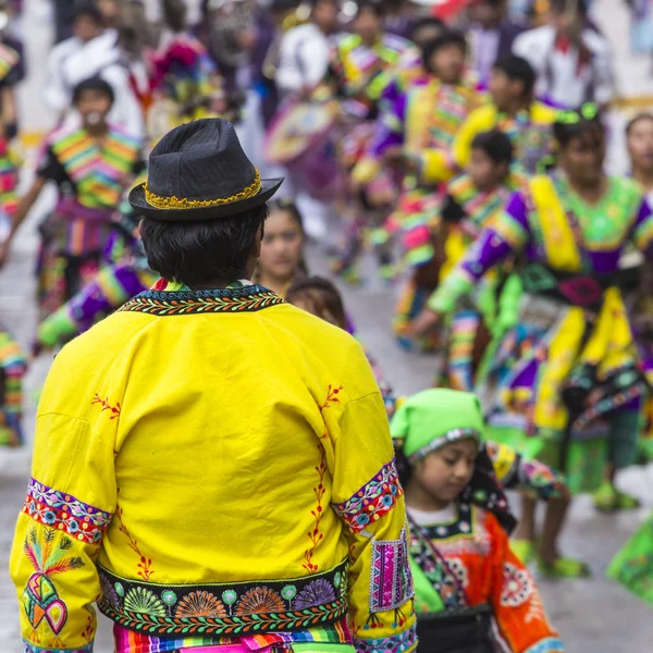 CUSCO - PERU '- 06 GIUGNO 2016: Ballerini peruviani alla sfilata in — Foto Stock