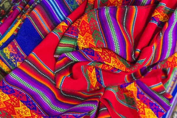 多彩面料在市场上在秘鲁，南美洲 — 图库照片