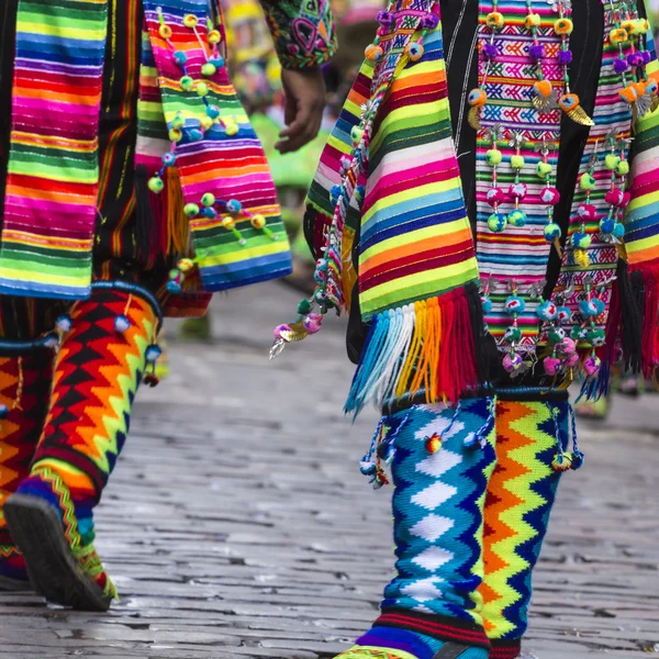 CUSCO - PERÚ - 06 DE JUNIO DE 2016: Bailarines peruanos en el desfile de —  Fotos de Stock