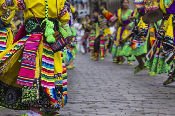 CUSCO - PERU - JUNHO 06, 2016: Dançarinos peruanos no desfile em — Fotografia de Stock