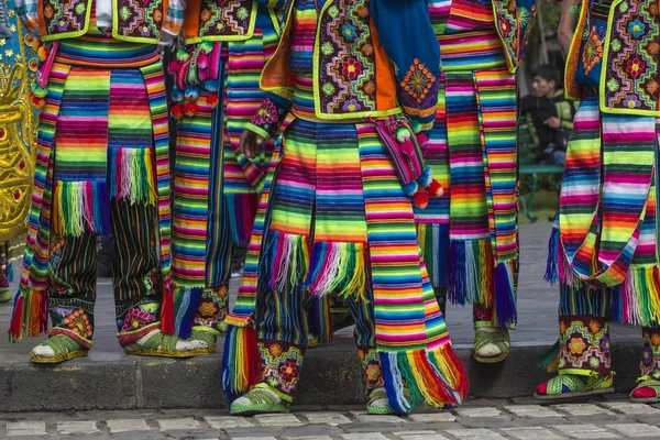 CUSCO - PERU - JUNHO 06, 2016: Dançarinos peruanos no desfile em — Fotografia de Stock