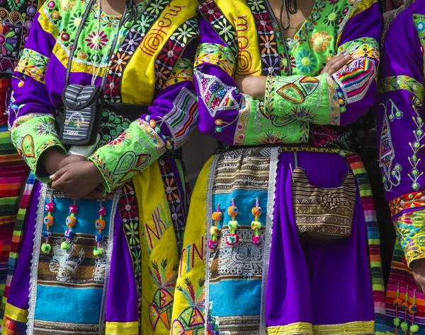 CUSCO - PERU - JUNHO 06, 2016: Dançarinos peruanos no desfile em — Fotografia de Stock