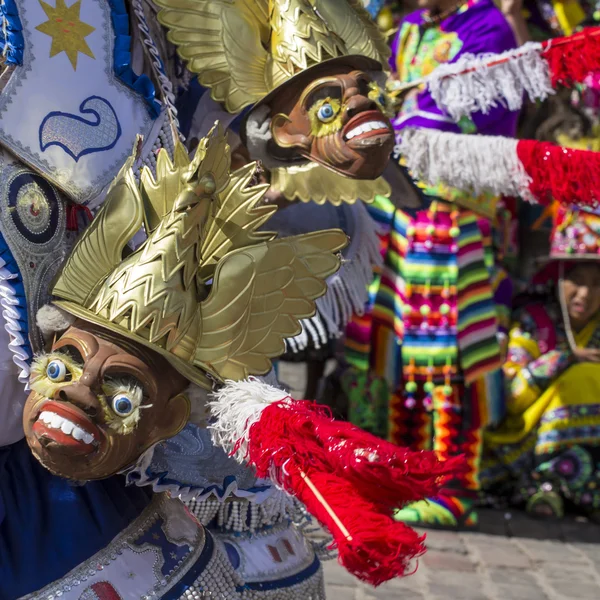 CUSCO - PERU - JUNHO 06, 2016: Dançarinos peruanos no desfile em — Fotografia de Stock