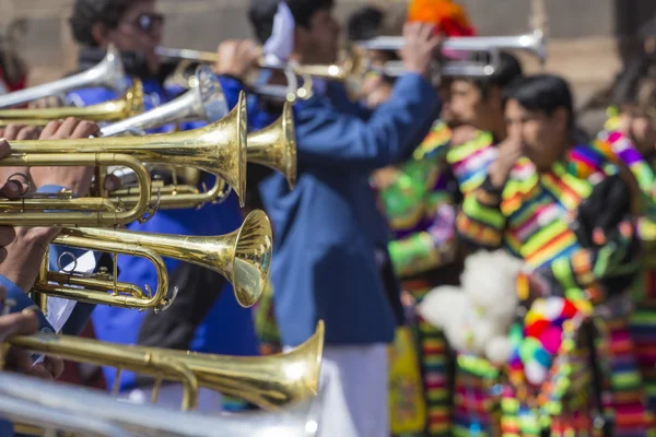 Cusco-Peru-06 juni, 2016 okända musiker av en brass band o — Stockfoto