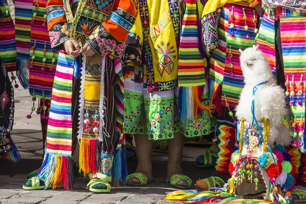 Cusco - Peru - 06 juni 2016: Peruanska dansare på paraden i — Stockfoto