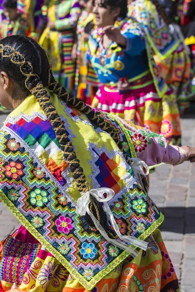 Cusco - Peru - 06 juni 2016: Peruaanse dansers op de parade in — Stockfoto