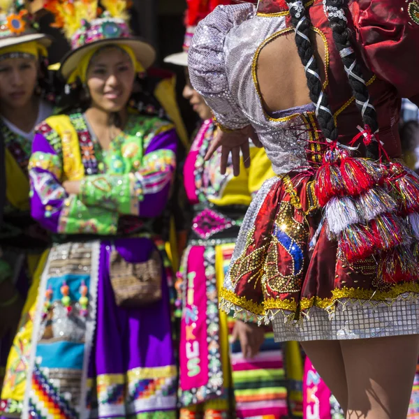 КУСКО - ПЕРУ - 06 июня 2016 года: Перуанские танцоры на параде в — стоковое фото