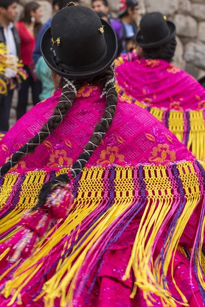 CUSCO - PERU - JUNHO 06, 2016: Dançarinos peruanos no desfile em — Fotografia de Stock