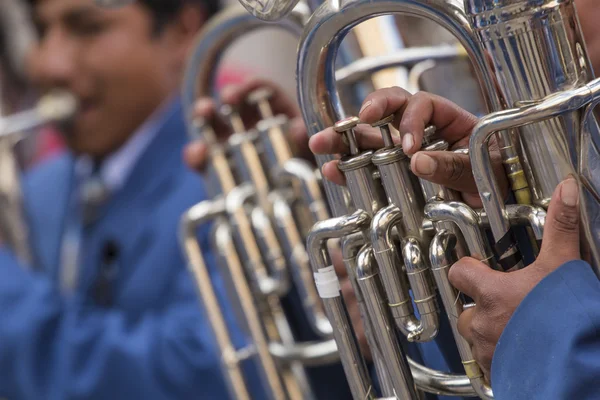 CUSCO - PERU - JUNE 06, 2016 Unknown musicians of a brass band o — Stock Photo, Image