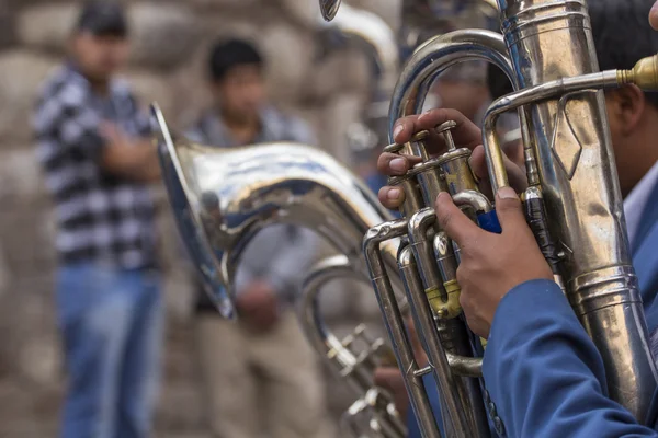 Cusco-Peru-06 juni, 2016 okända musiker av en brass band o — Stockfoto