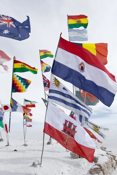 Flagi świata o Salar de Uyuni (soli płaska), Boliwia — Zdjęcie stockowe
