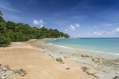 Ada mavi gökyüzü beyaz bulutlar, Andaman Adaları, Hindistan ile tırnak