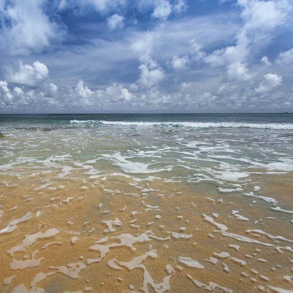 Nail Island cielo azul con nubes blancas, Islas Andamán, India — Foto de Stock