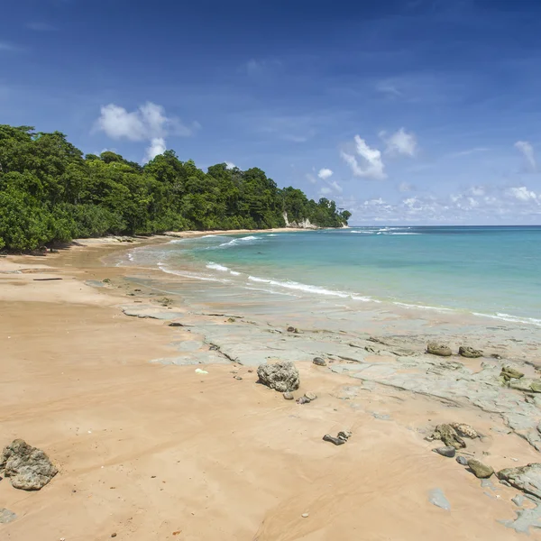 Nail Island blå himmel med hvide skyer, Andaman Islands, Indien - Stock-foto