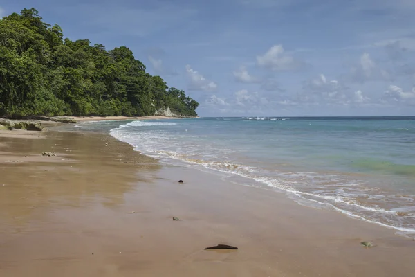 Nail ö blå himmel med vita moln, Andamanerna, Indien — Stockfoto