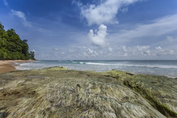 Nail ö blå himmel med vita moln, Andamanerna, Indien — Stockfoto