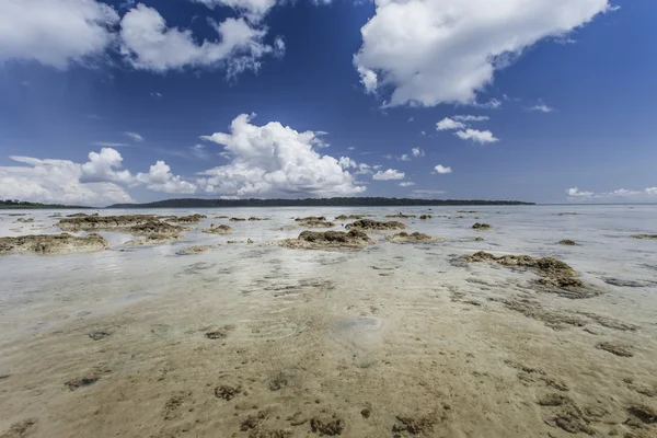 Havelock Island blauwe hemel met witte wolken, Andamanen, Ind — Stockfoto