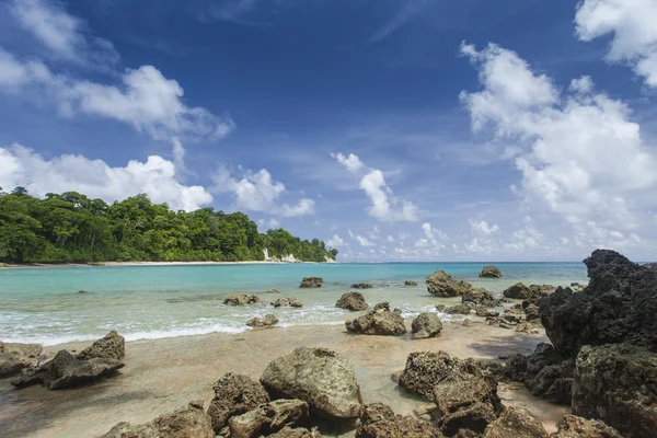 Havelock ada mavi gökyüzü beyaz bulutlar, Andaman Adaları, Ind ile — Stok fotoğraf