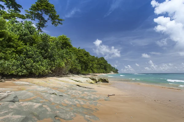 Havelock Island blå himmel med hvide skyer, Andaman Islands, Ind - Stock-foto