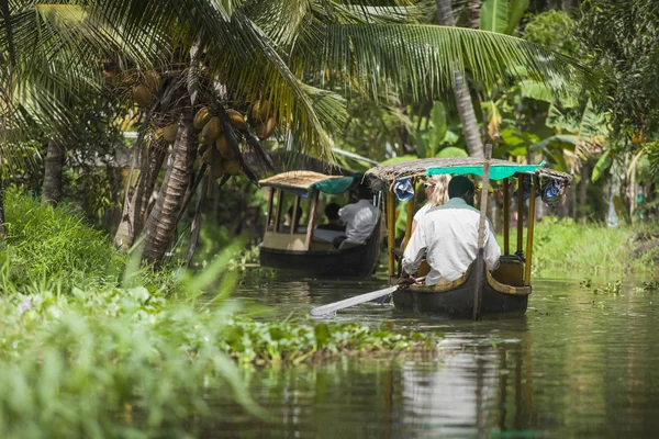 ALLEPPEY, KERALA, INDIA - AUGUST 16, 2016: Unidentified indian p — Stock Photo, Image