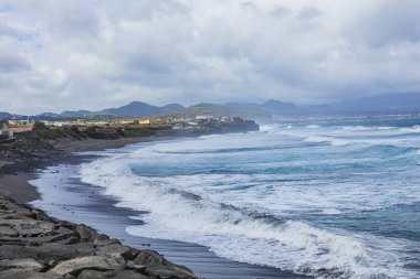 Ribeira Grande 'de Atlantik sahilinin havadan görünümü. Sao Miguel Adası, Azores Adaları, Portekiz, Avrupa.