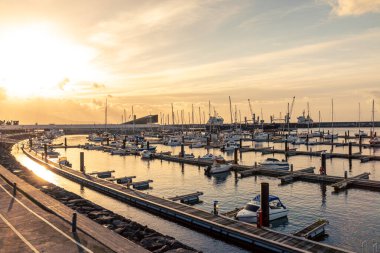 Ponta Delgada 'nın muhteşem manzarası, Embankment. Azores, San Miguel adası. Gün batımı
