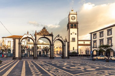 Azores Adaları Mimarisi. Portekiz 'in Azores kentindeki Ponta Delgada' nın tarihi şehir merkezi.. 