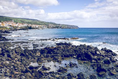 Ribeira Grande 'de Atlantik sahilinin havadan görünümü. Sao Miguel Adası, Azores Adaları, Portekiz, Avrupa.