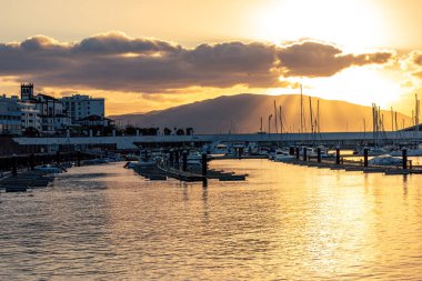 Ponta Delgada 'nın muhteşem manzarası, Embankment. Azores, San Miguel adası. Gün batımı