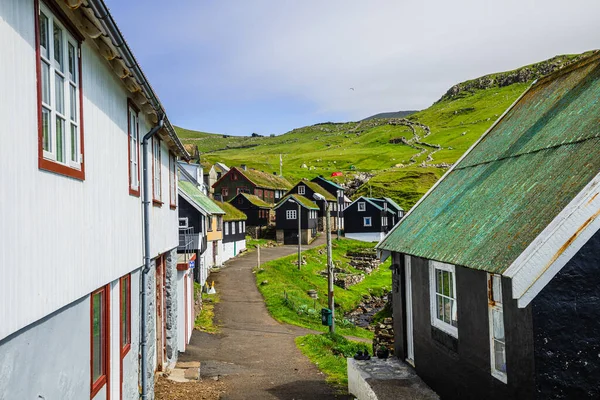 Hermoso Pueblo Mykines Con Casas Coloridas Con Hierba Los Techos — Foto de Stock