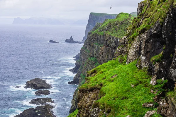 Krásný Ostrov Mykines Zelenou Travnatou Krajinou Atlantským Oceánem Ostrov Mykines — Stock fotografie