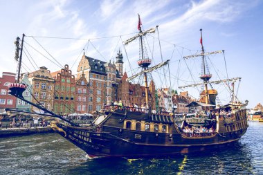 Polonya 'nın Gdansk kentindeki Motlawa nehrindeki korsan gemisi..