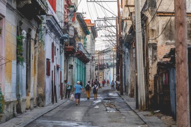 Yerel halk ve turistle Havana Old Town Caddesi. Küba. 