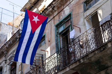 Yerel halk ve turistle Havana Old Town Caddesi. Küba. 